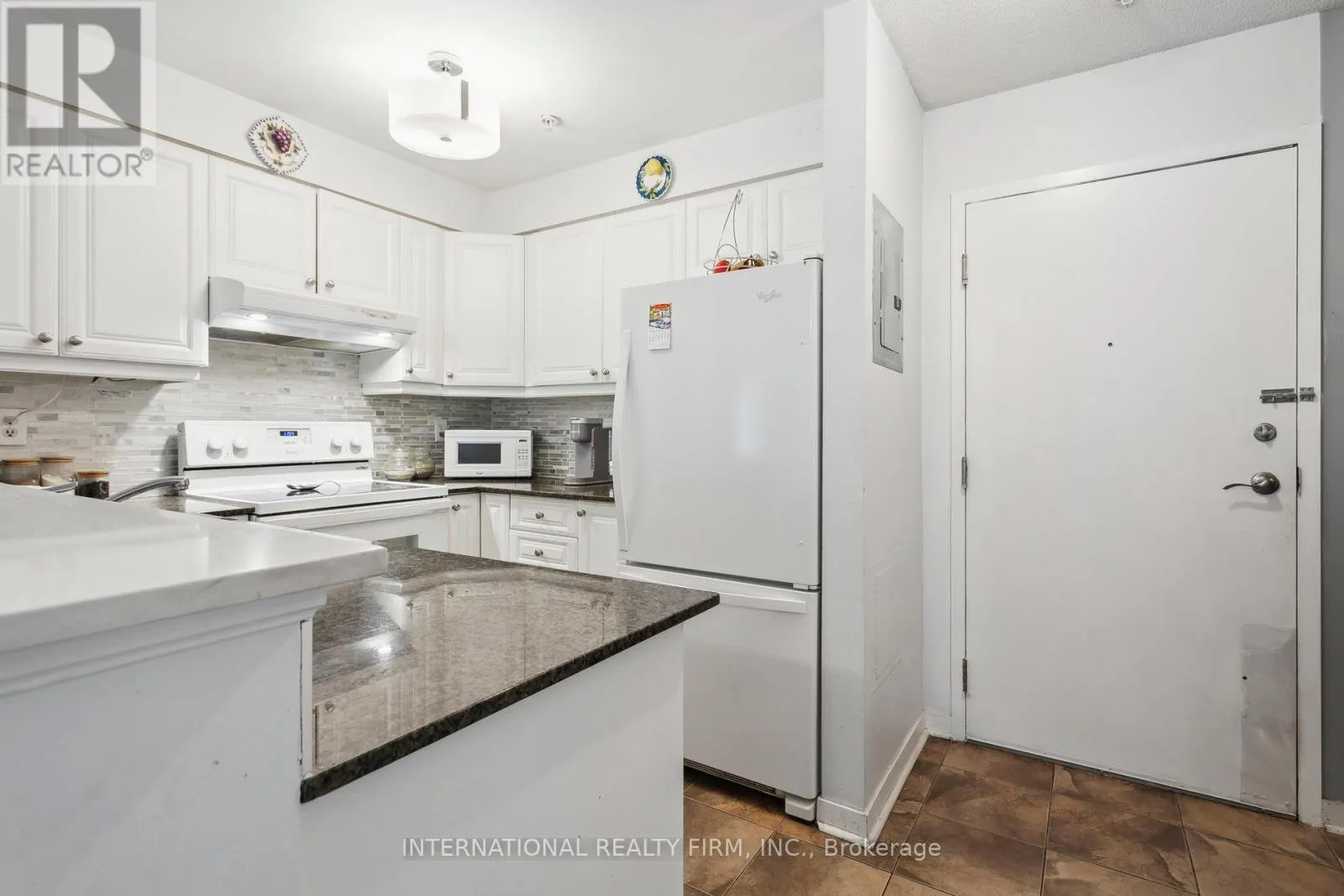 2113 - 6 DAYSPRING CIRCLE