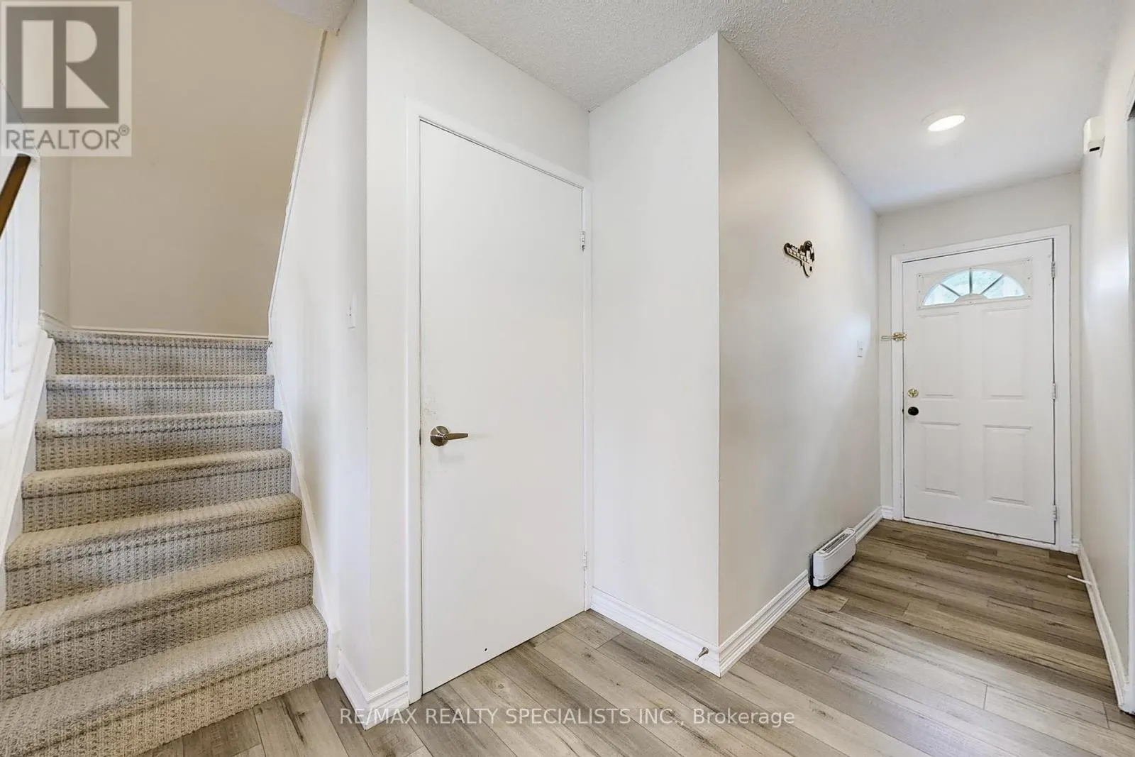 17 GLADSTONE SQUARE