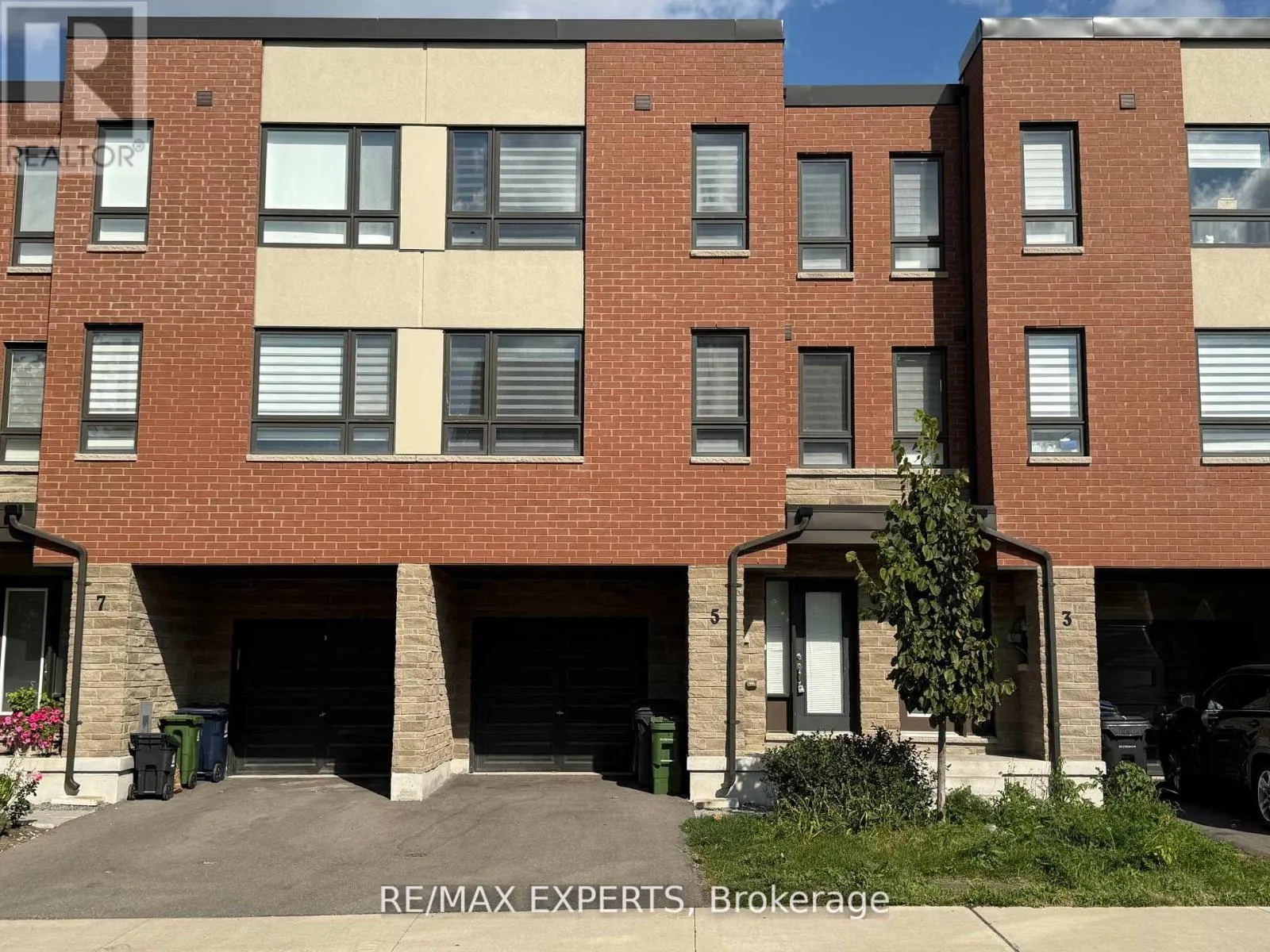 5 WOODSTREAM DRIVE
