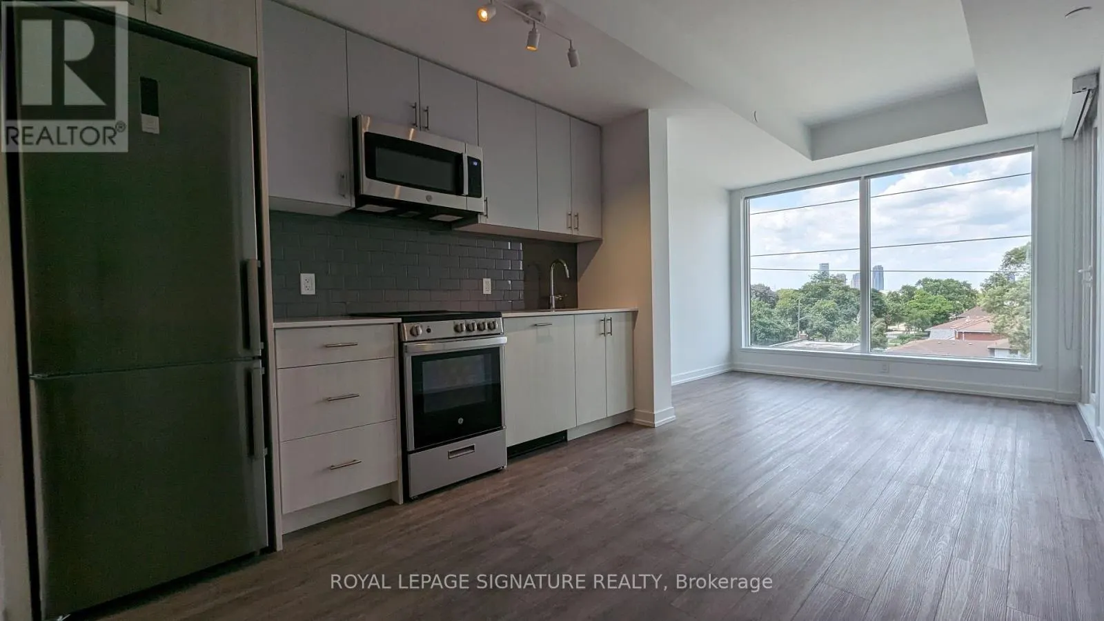 404 - 1195 THE QUEENSWAY