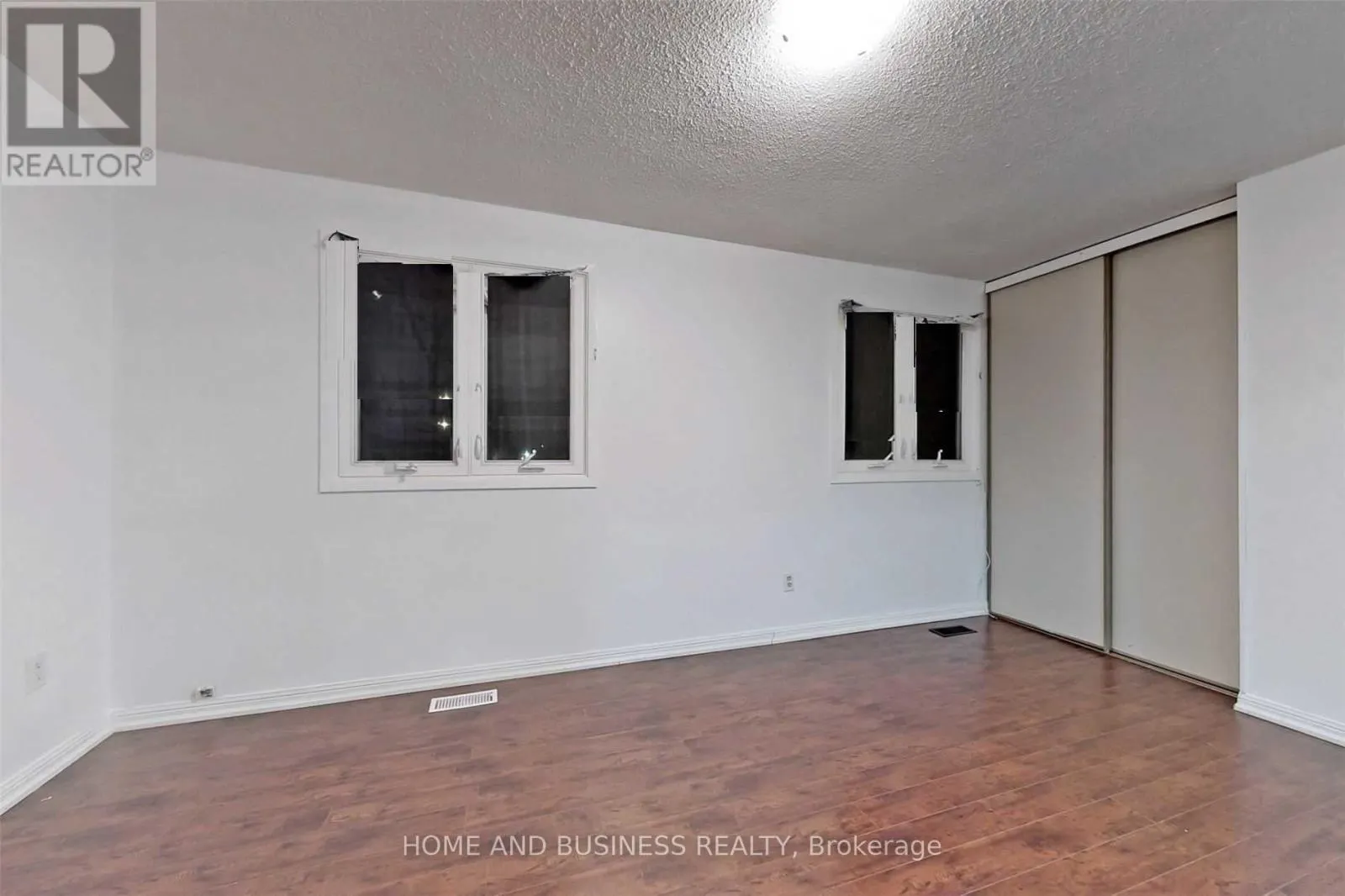 UPPER - 31 GREENLEAF CRESCENT