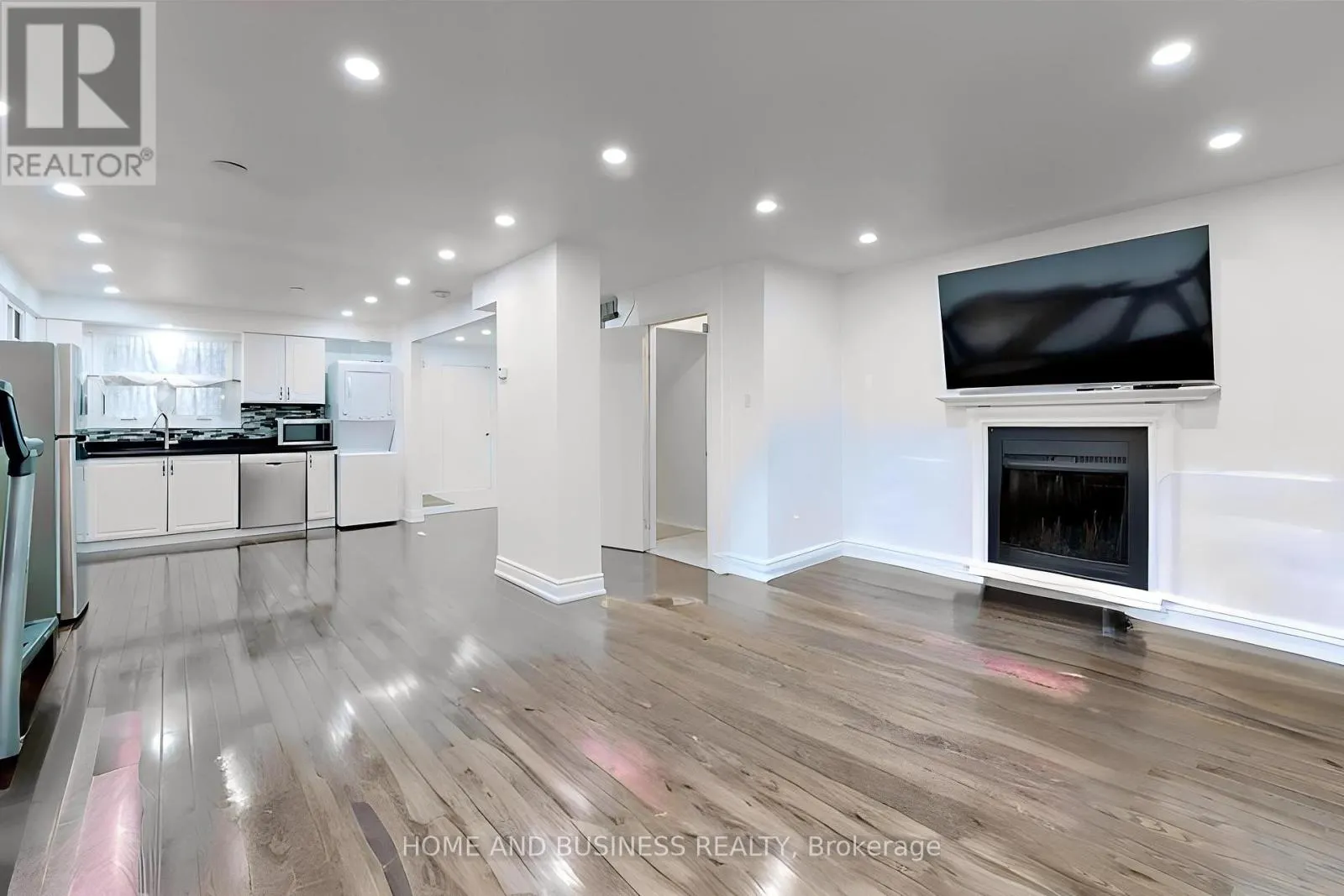 UPPER - 31 GREENLEAF CRESCENT