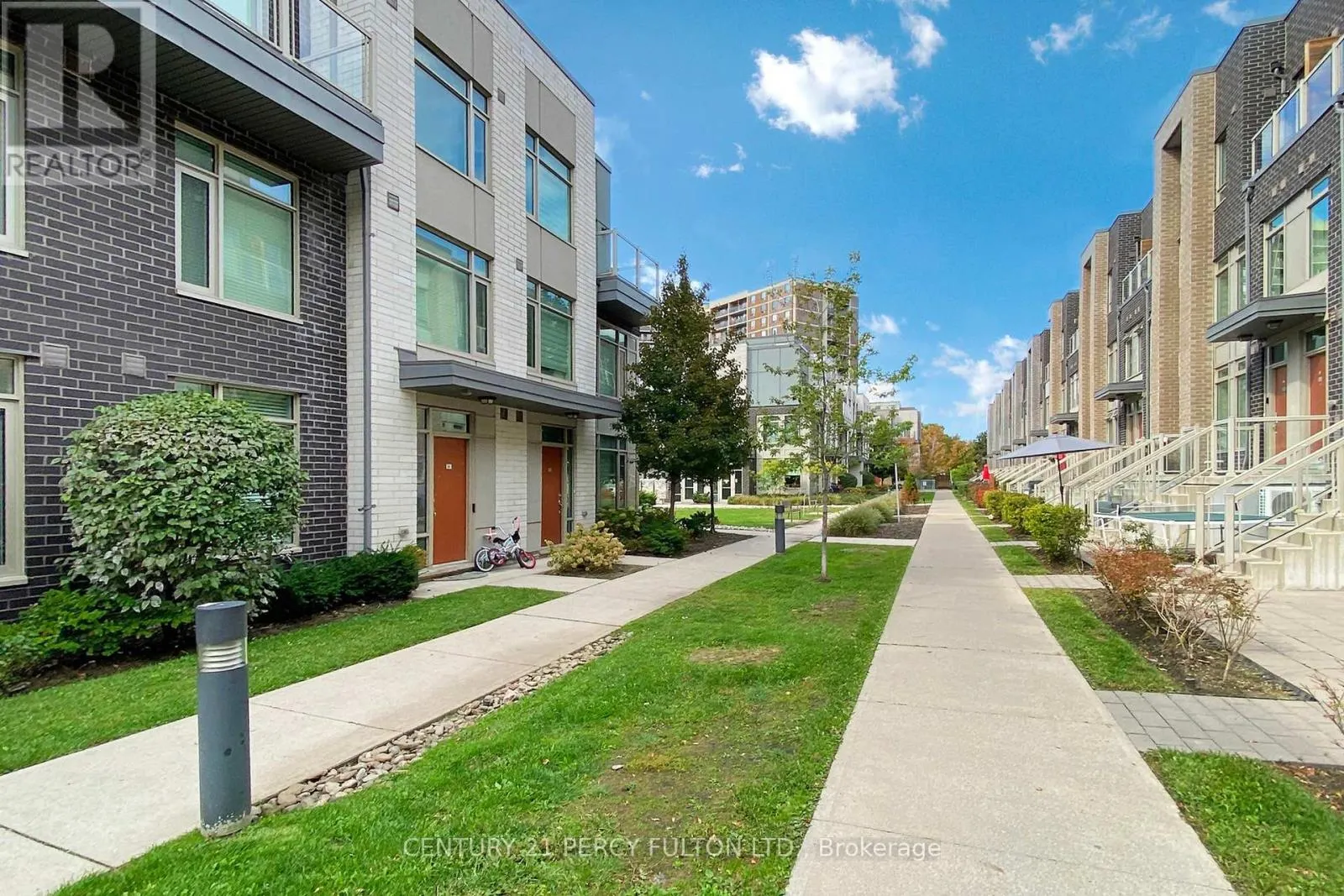 93 - 15 APPLEWOOD LANE