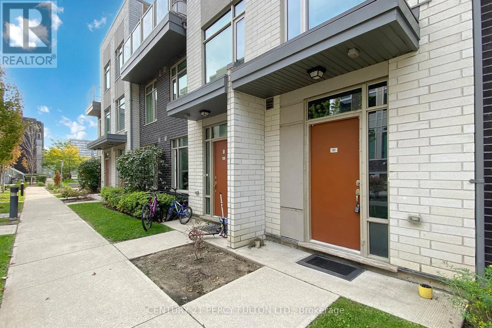 93 - 15 APPLEWOOD LANE