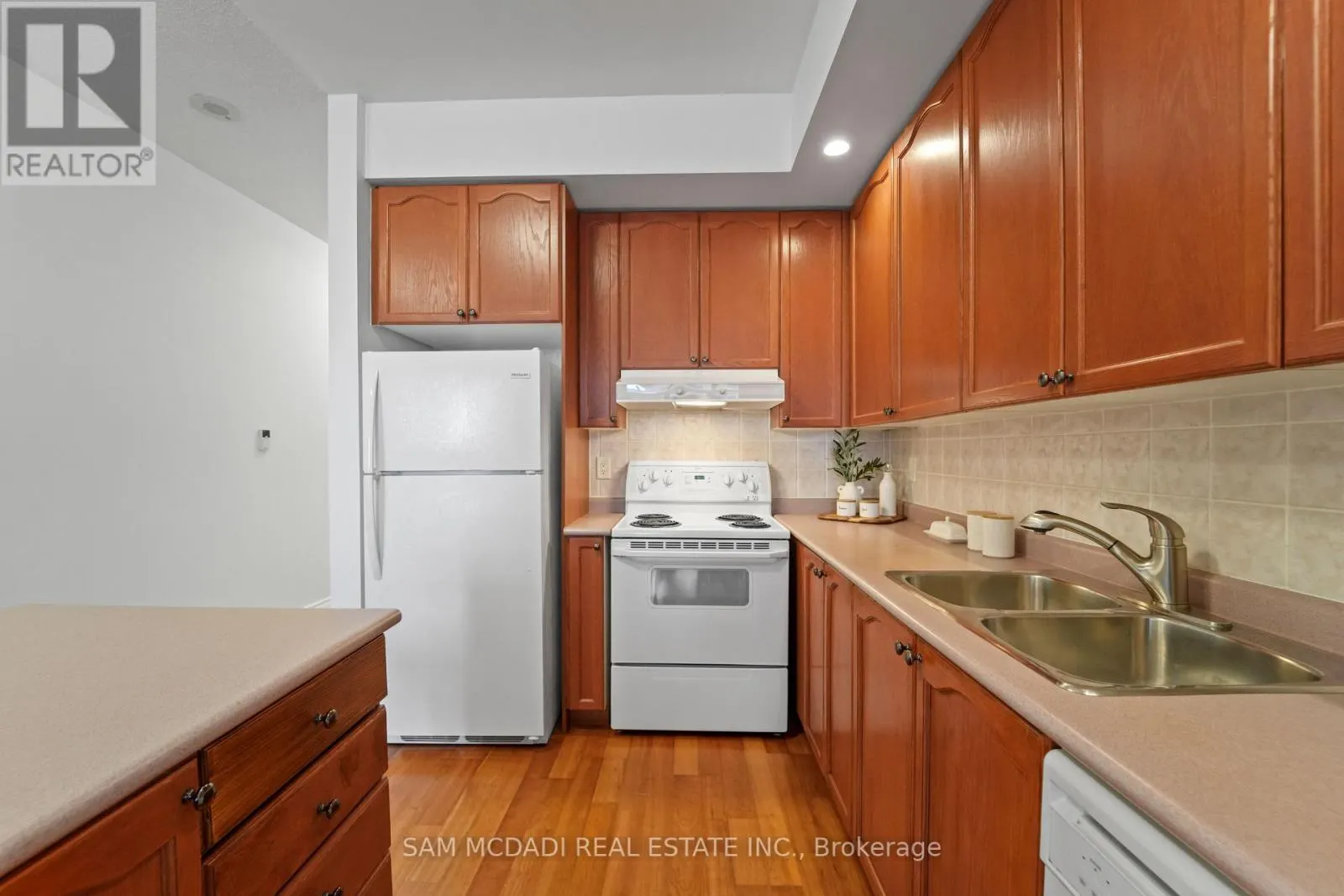 2002 - 5229 DUNDAS STREET W