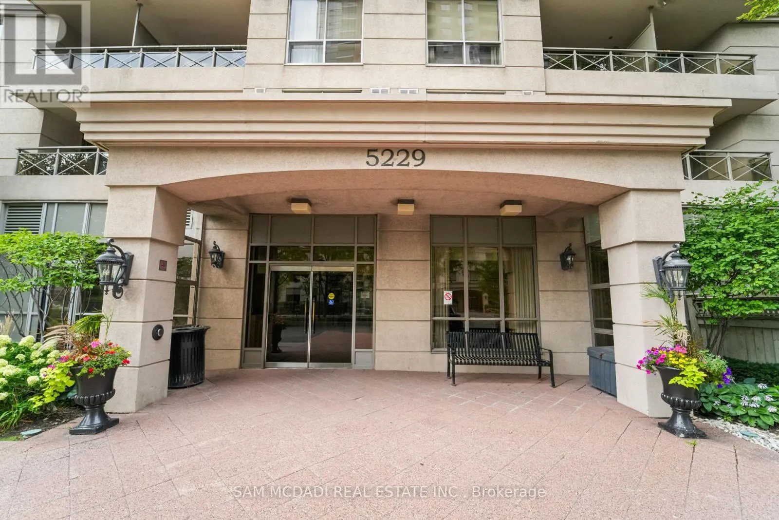 2002 - 5229 DUNDAS STREET W