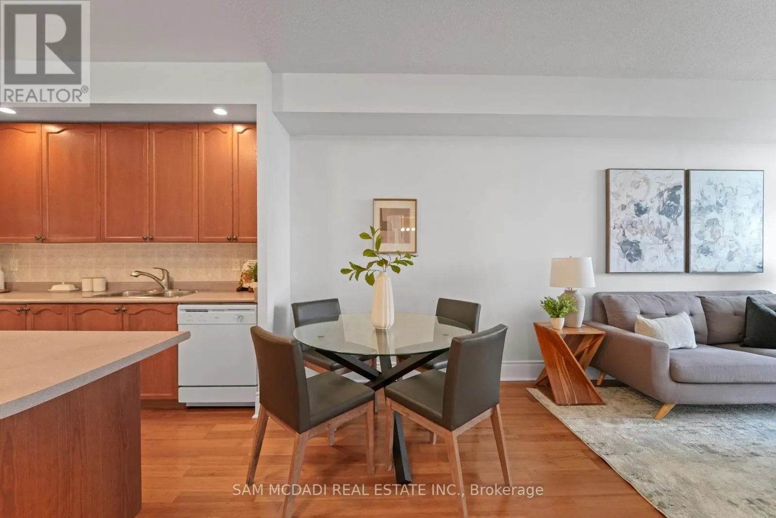 2002 - 5229 DUNDAS STREET W