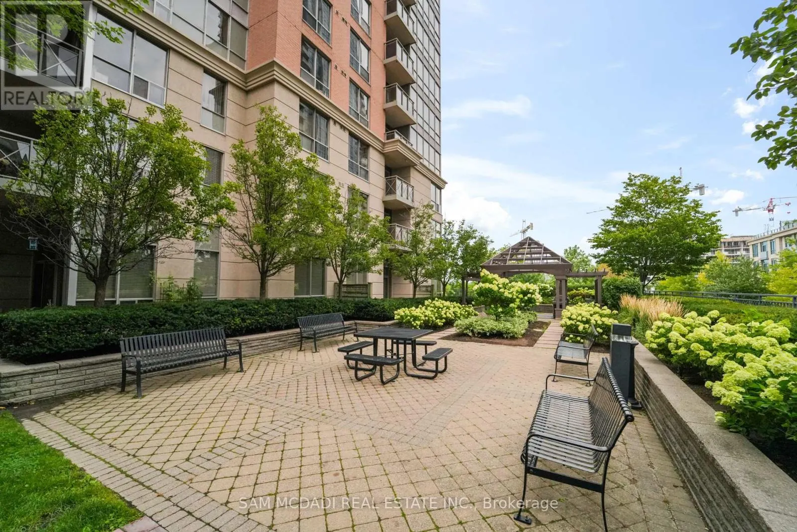 2002 - 5229 DUNDAS STREET W
