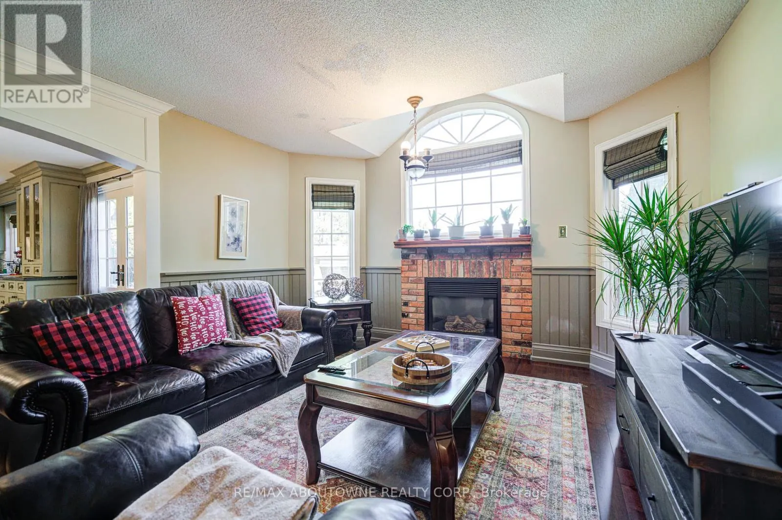 2193 MEADOWLAND DRIVE