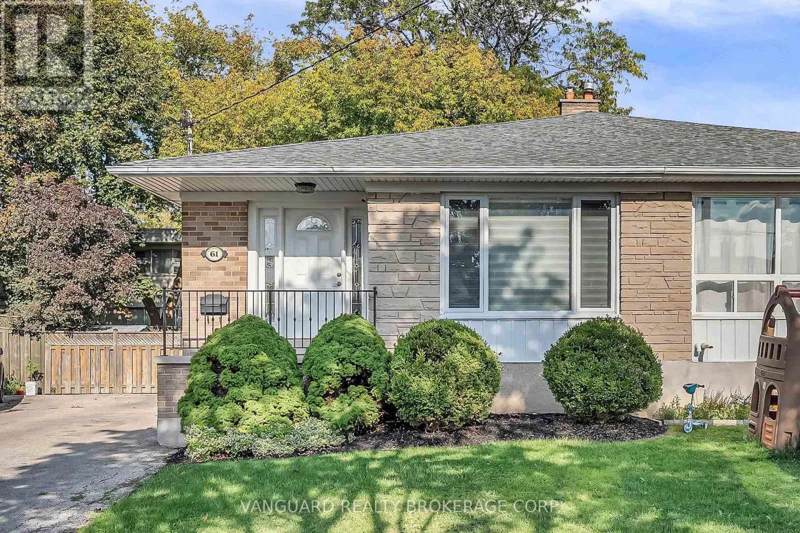 61 GAMBELLO CRESCENT