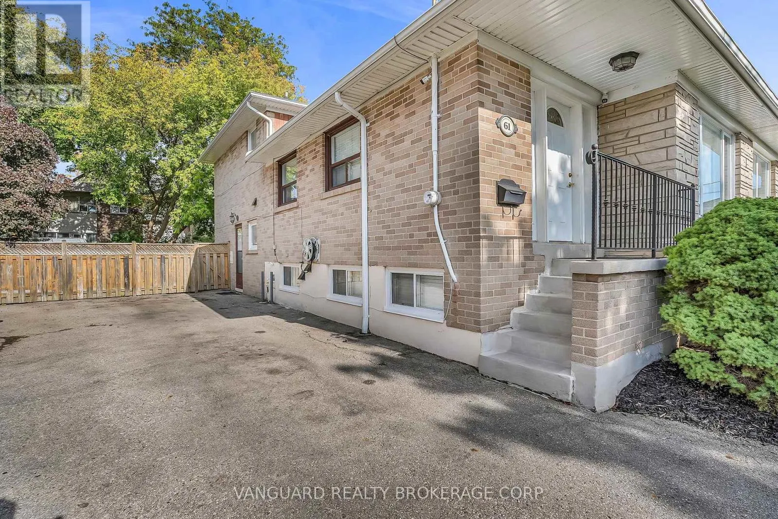 61 GAMBELLO CRESCENT
