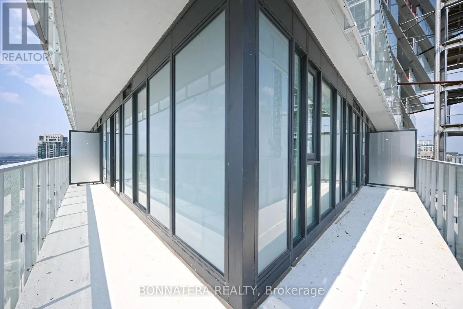 2808 - 3883 QUARTZ ROAD