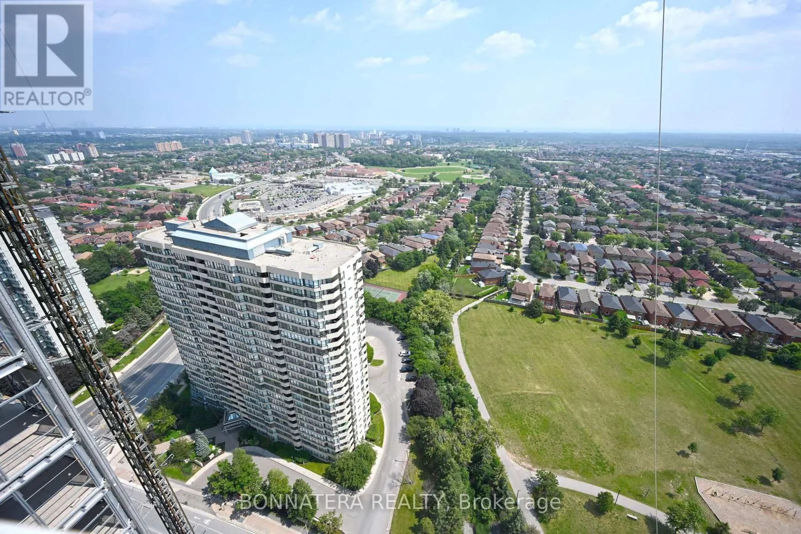 2808 - 3883 QUARTZ ROAD