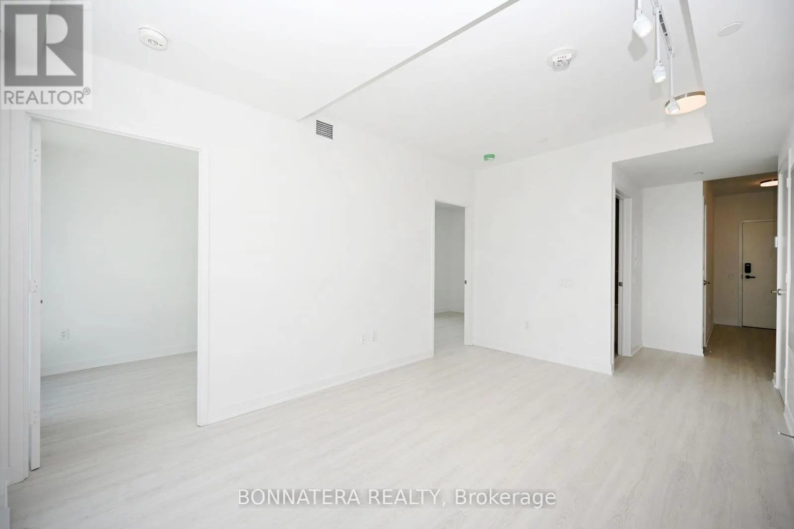 2808 - 3883 QUARTZ ROAD