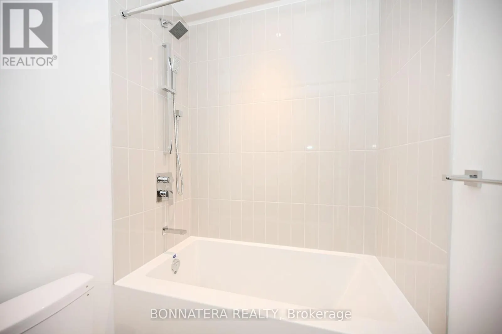 2808 - 3883 QUARTZ ROAD