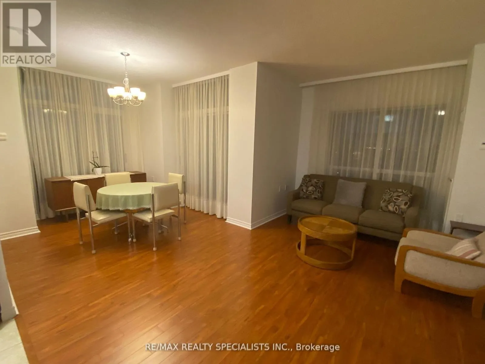 902 - 810 SCOLLARD COURT