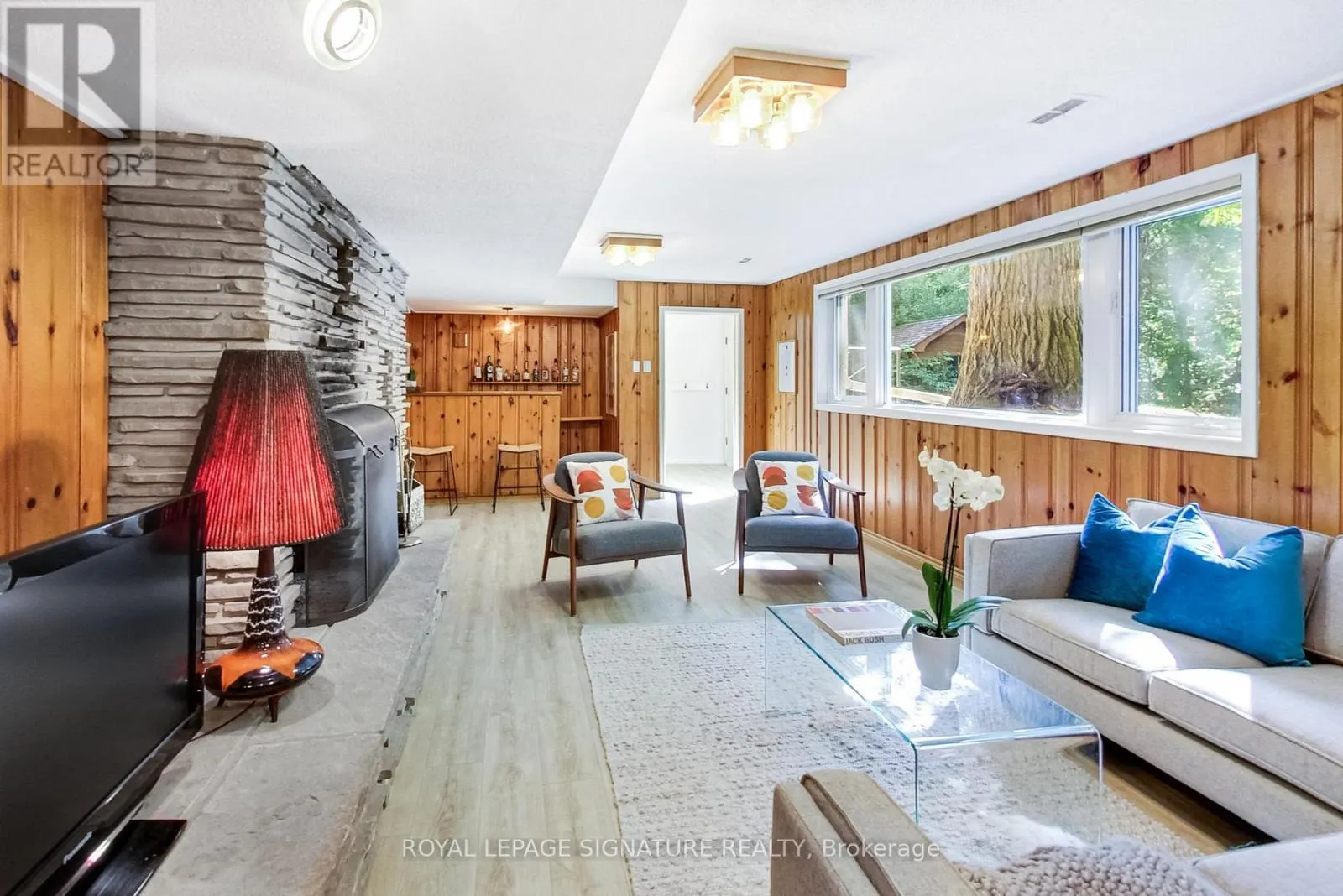 284 WOODLAND DRIVE