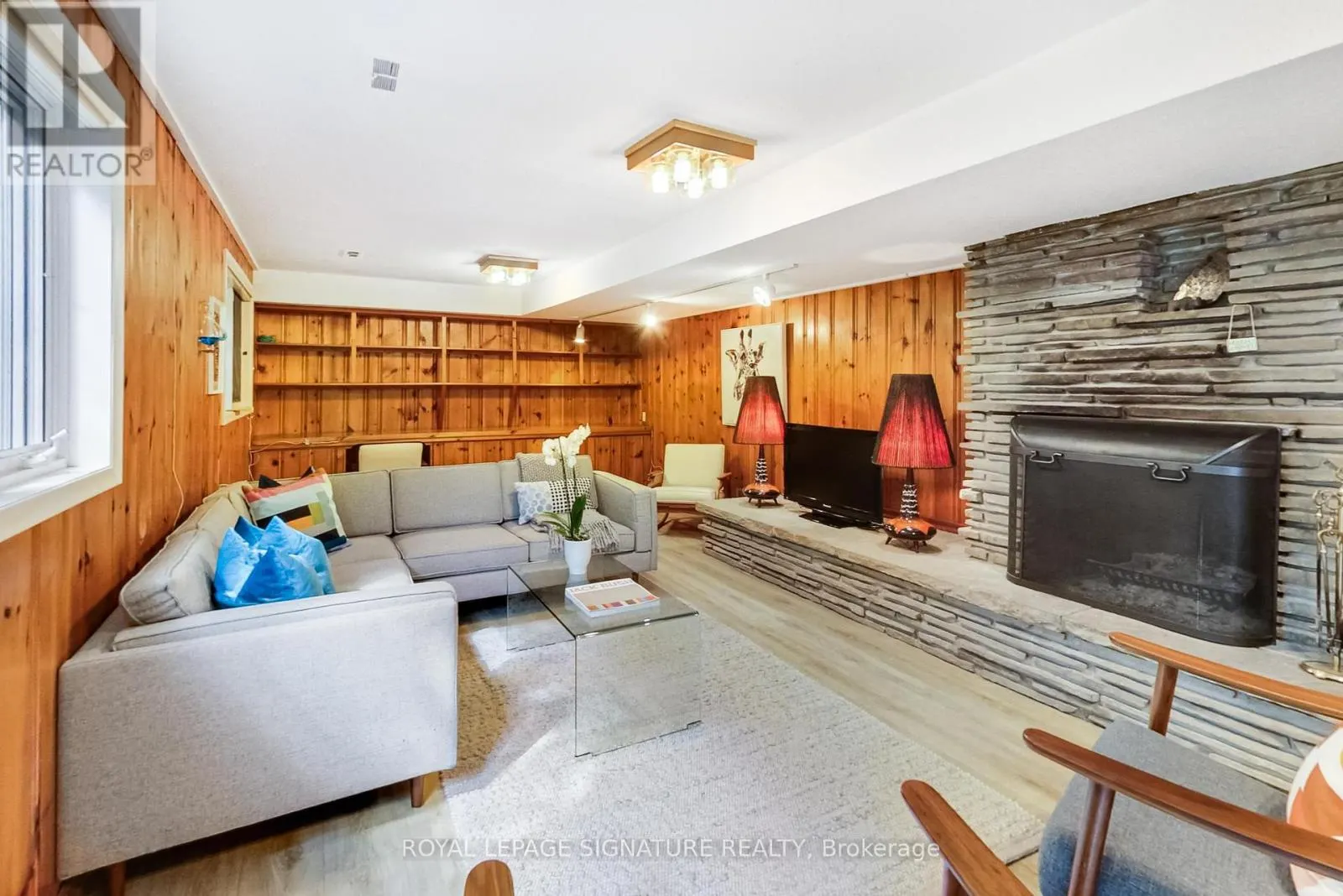 284 WOODLAND DRIVE