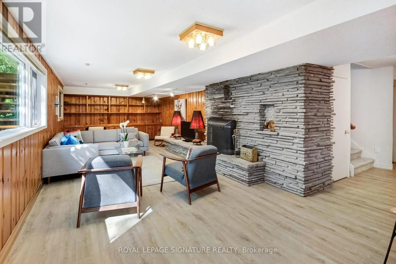 284 WOODLAND DRIVE