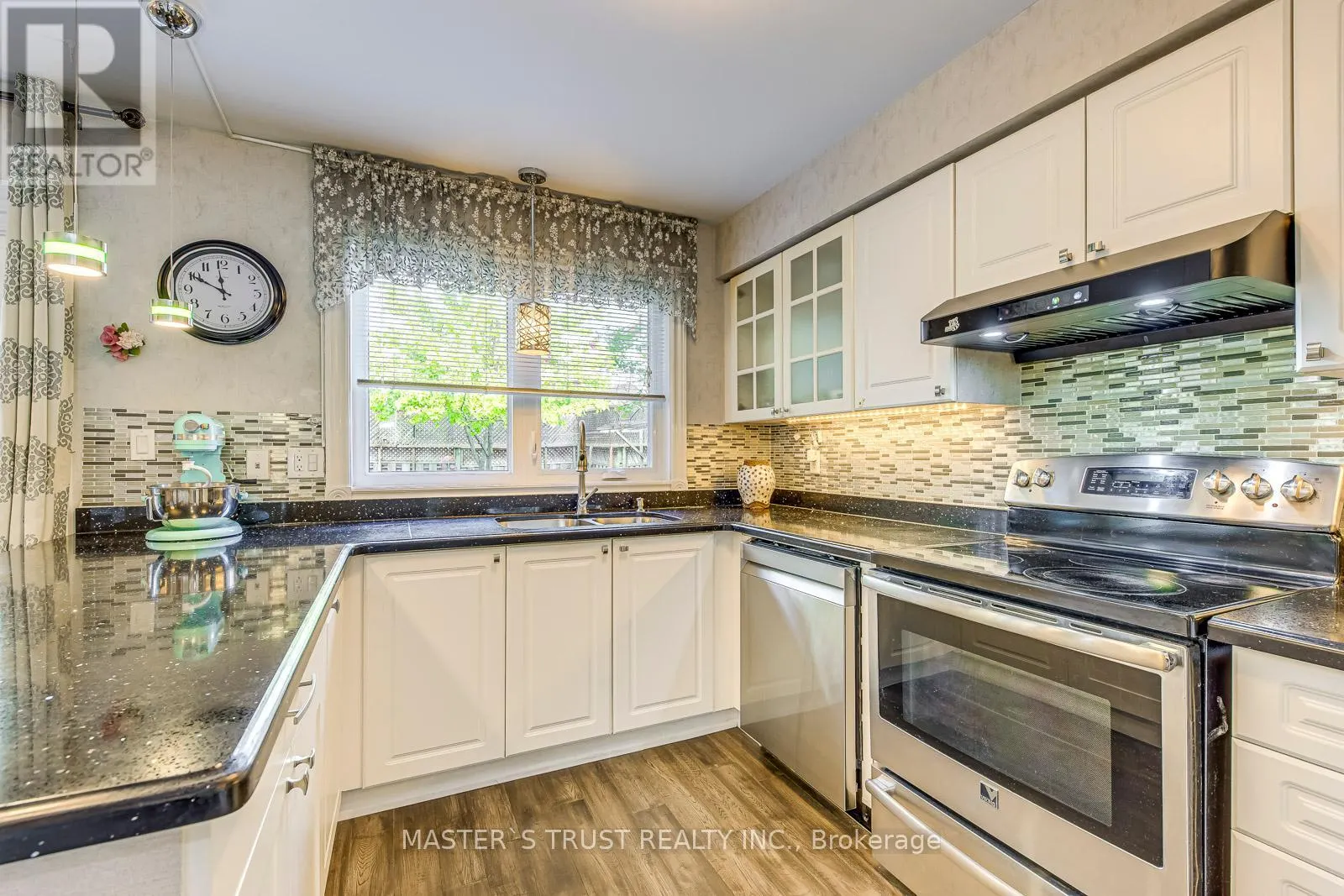 66 SNOW LEOPARD COURT