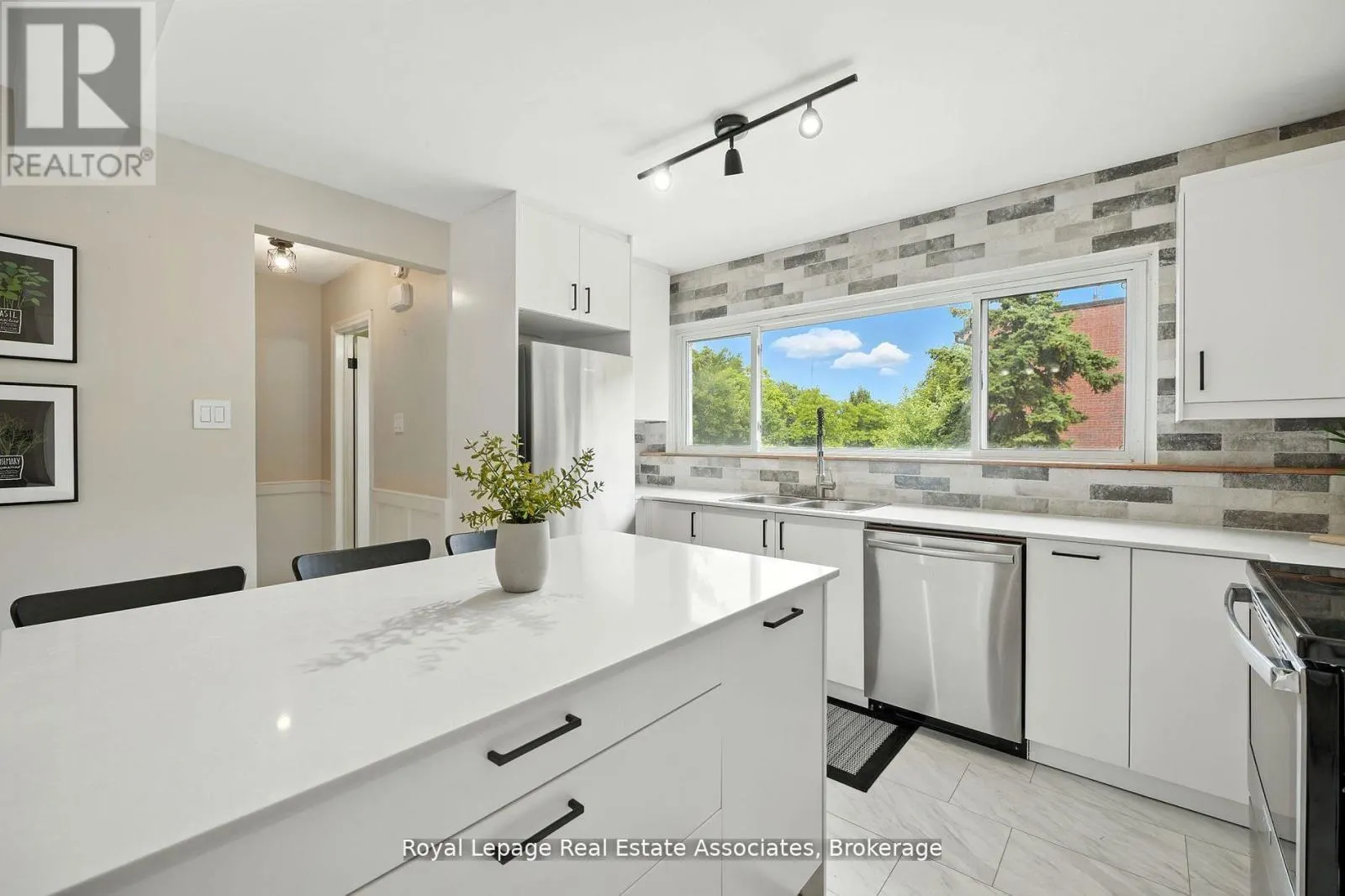 69 - 400 BLOOR STREET