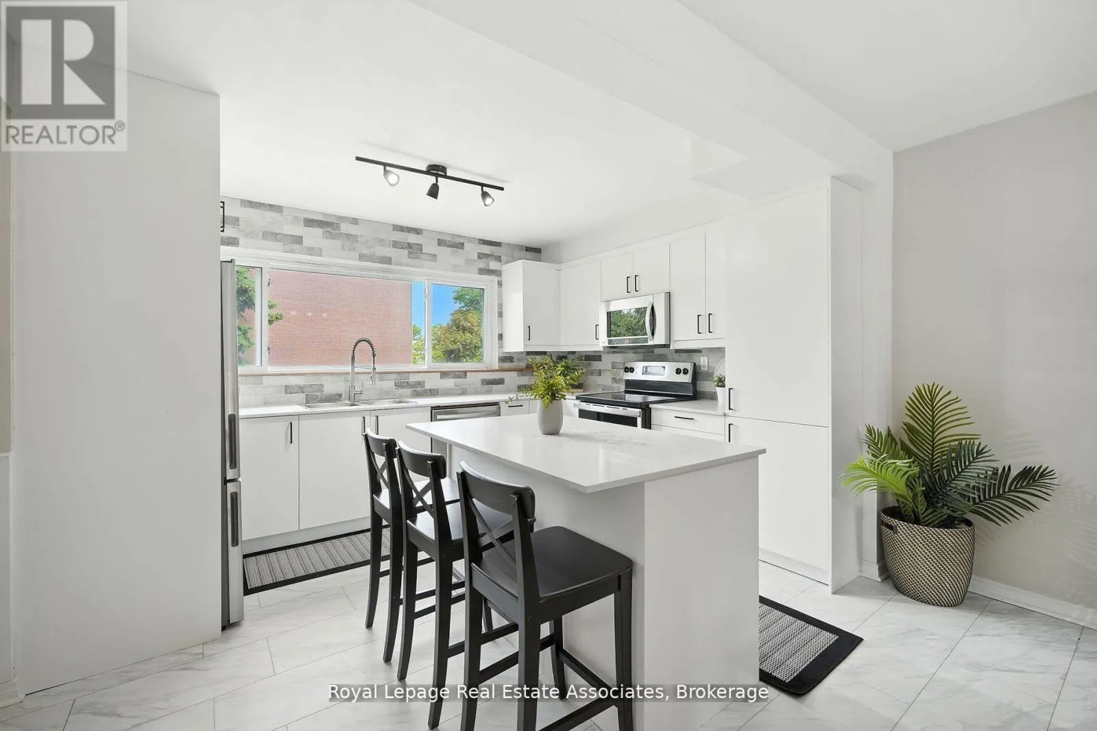 69 - 400 BLOOR STREET
