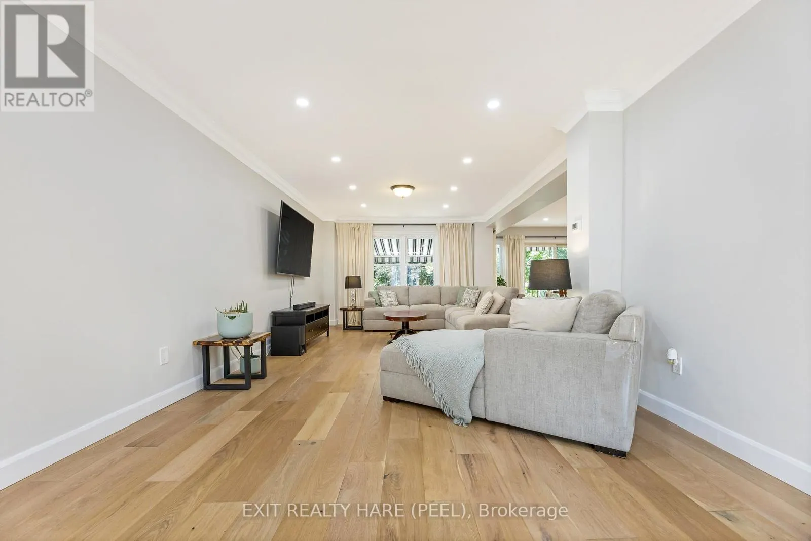 6 STONEGATE DRIVE