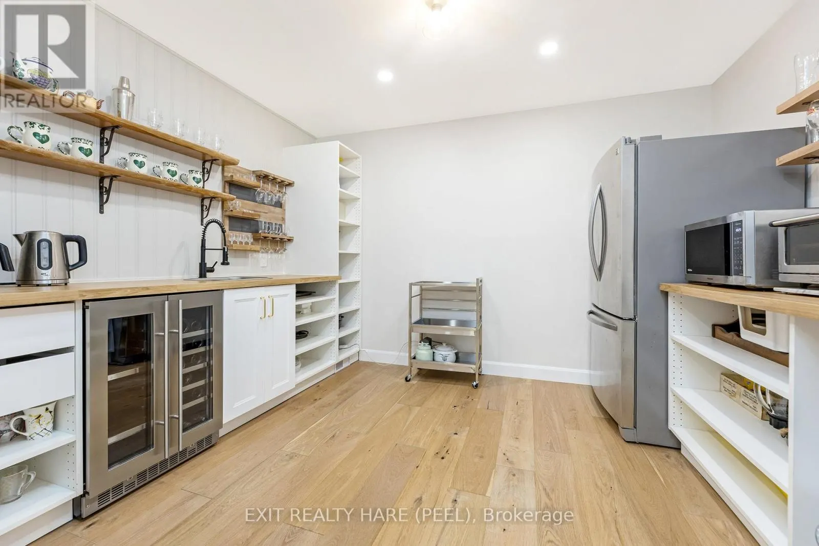 6 STONEGATE DRIVE