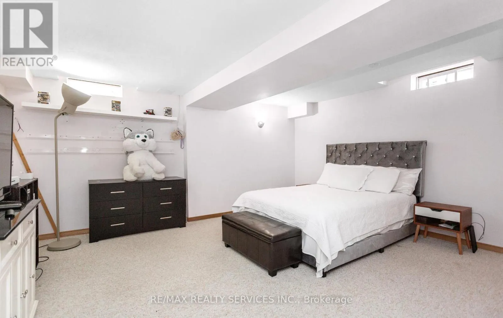 3912 ZENITH COURT