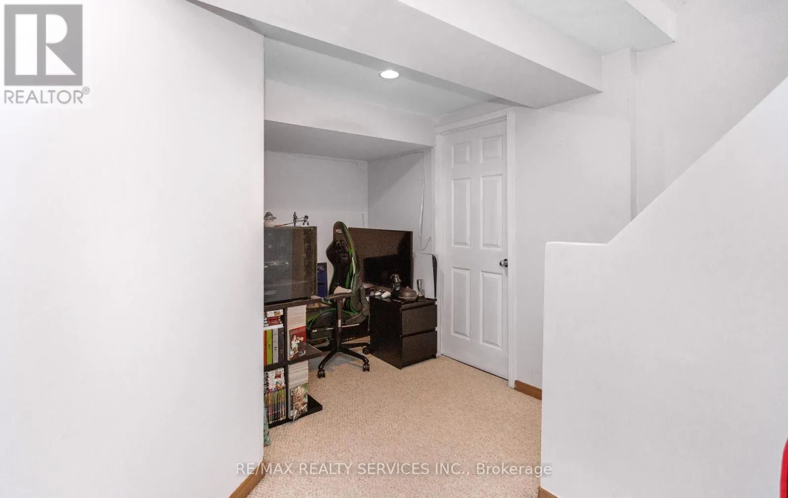3912 ZENITH COURT