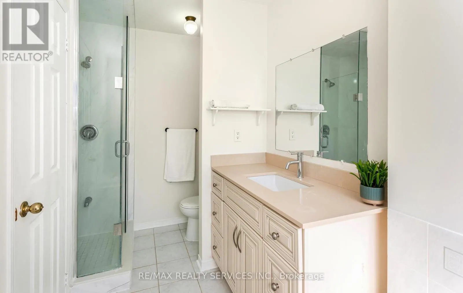 3912 ZENITH COURT