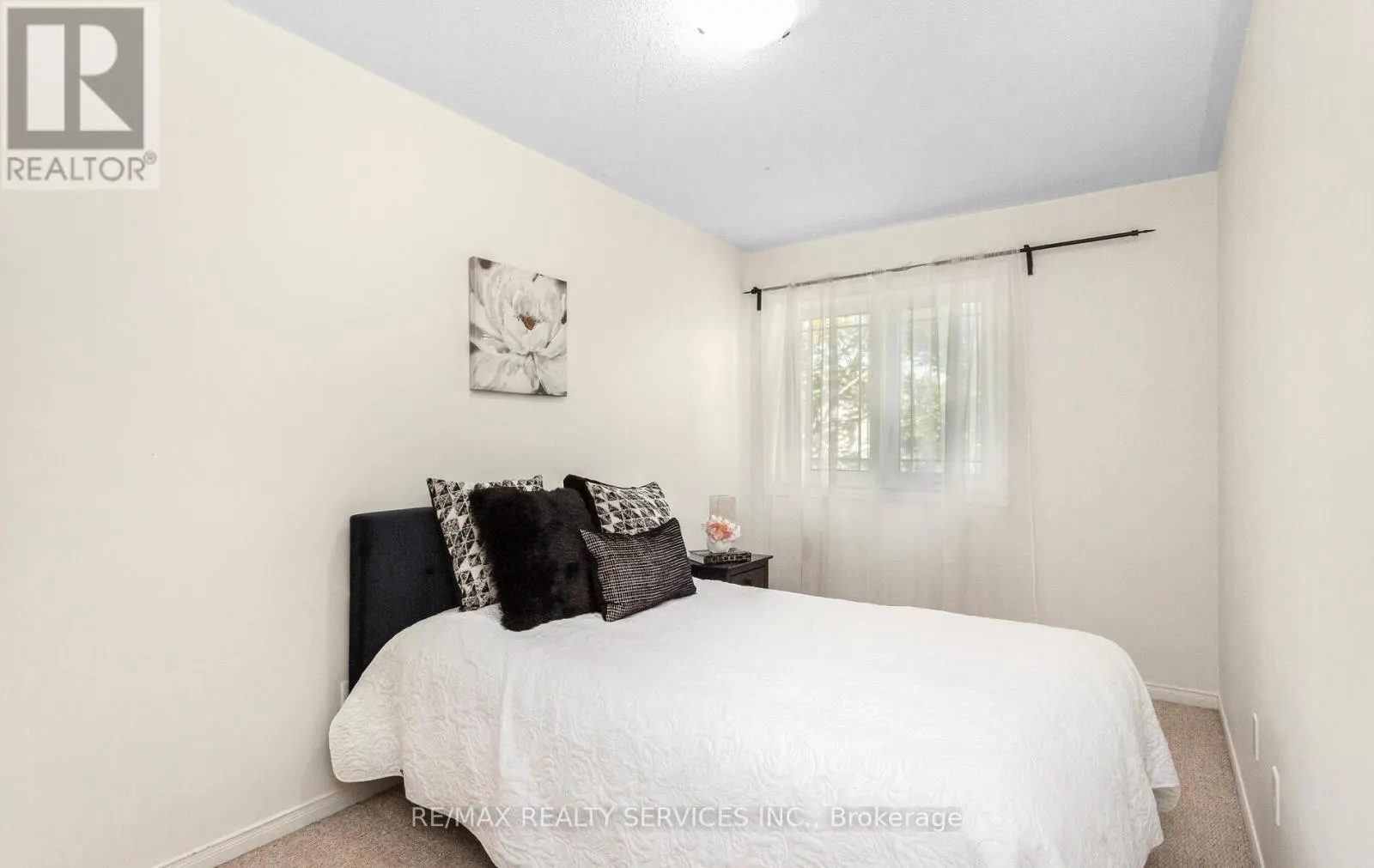 3912 ZENITH COURT