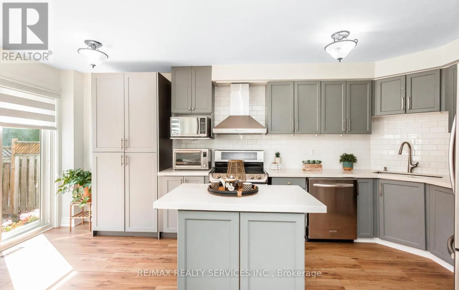 3912 ZENITH COURT