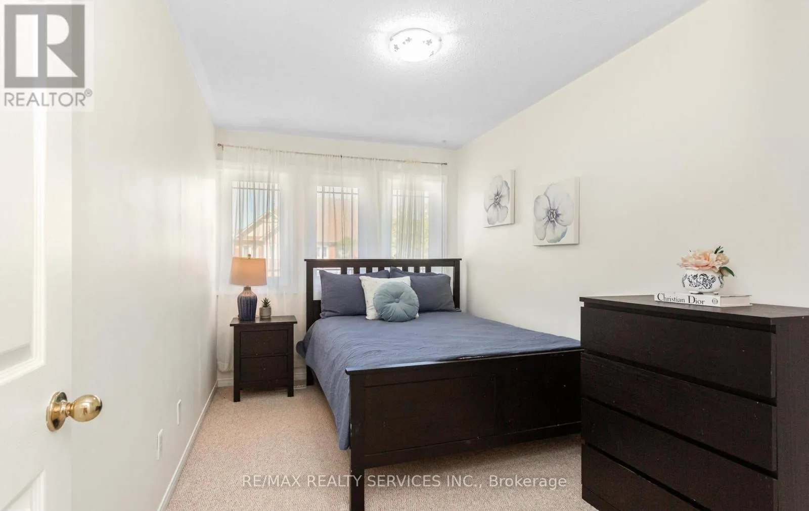 3912 ZENITH COURT