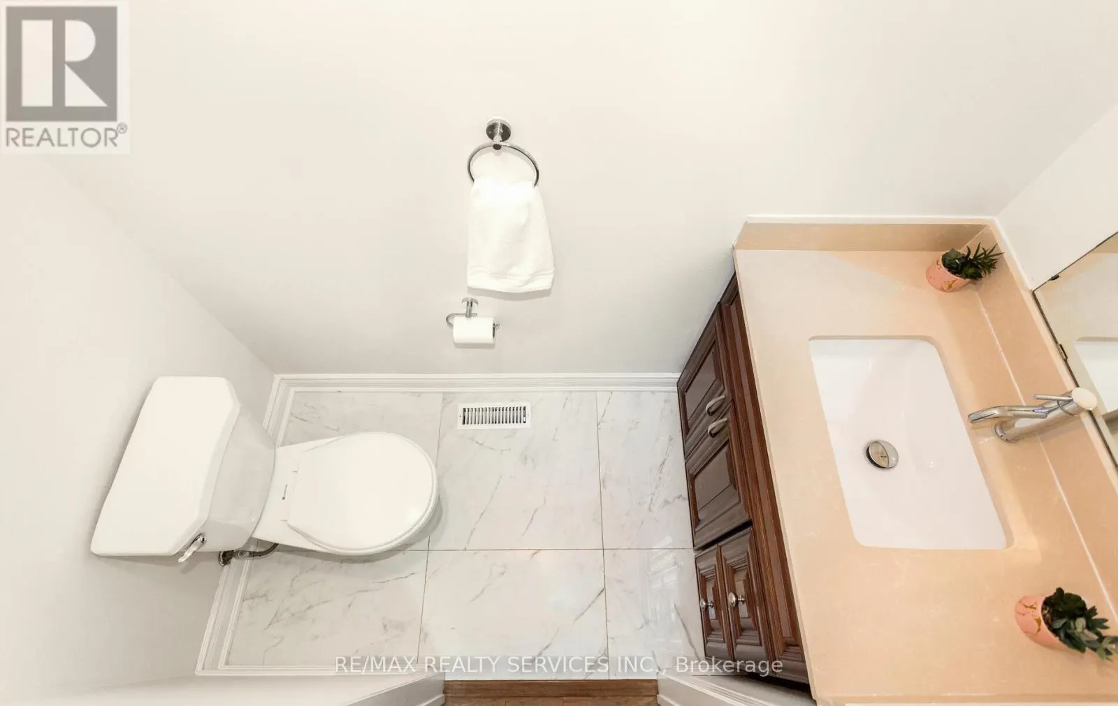 3912 ZENITH COURT