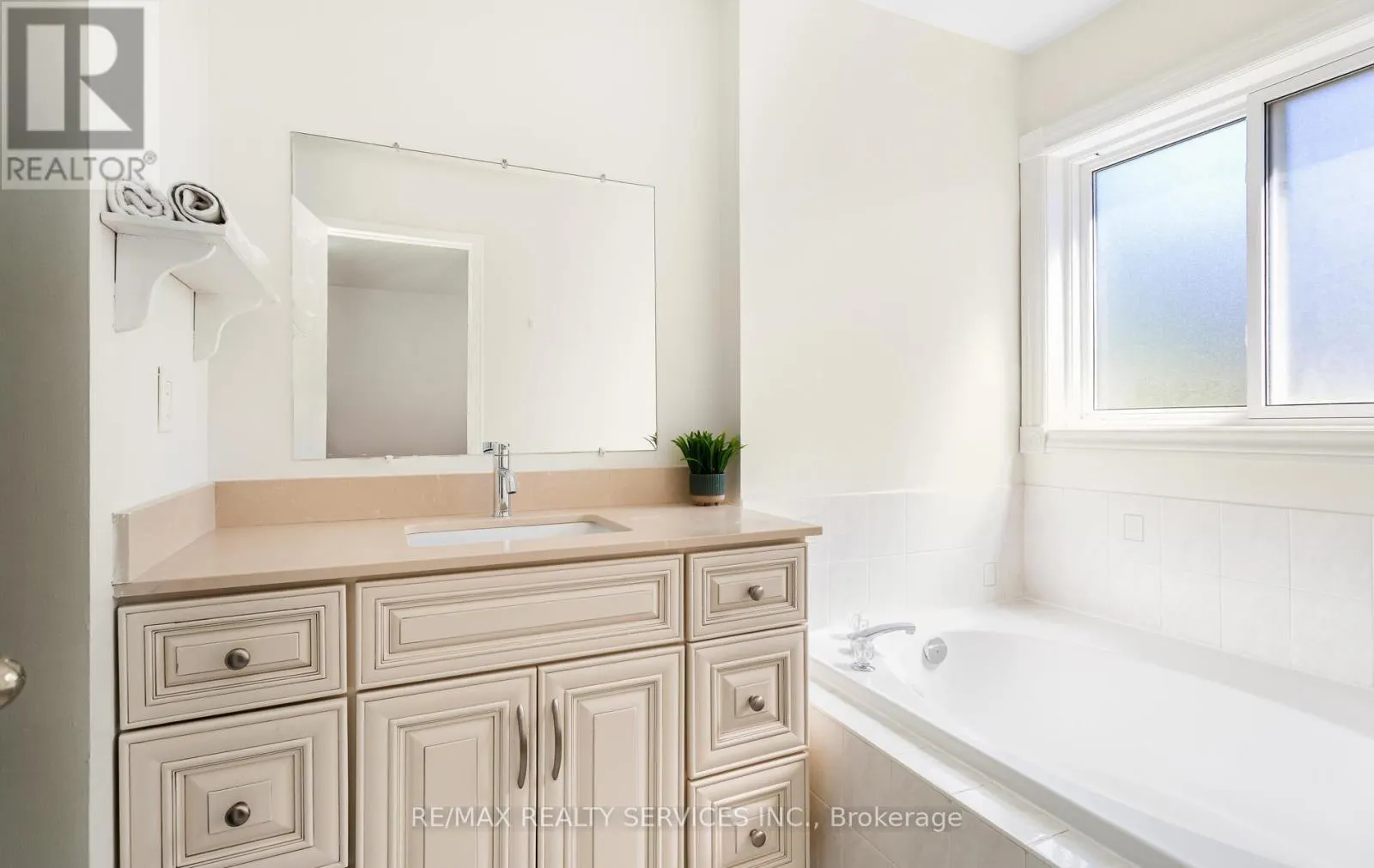3912 ZENITH COURT