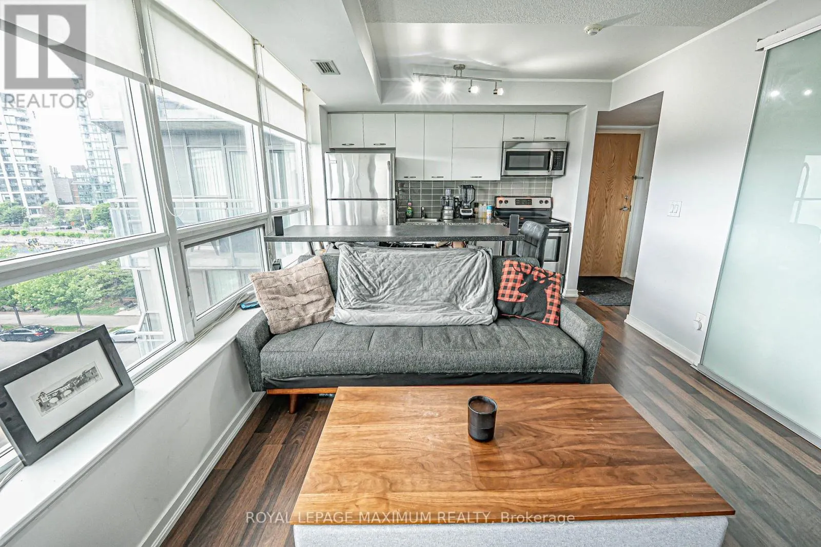 617 - 38 JOE SHUSTER WAY