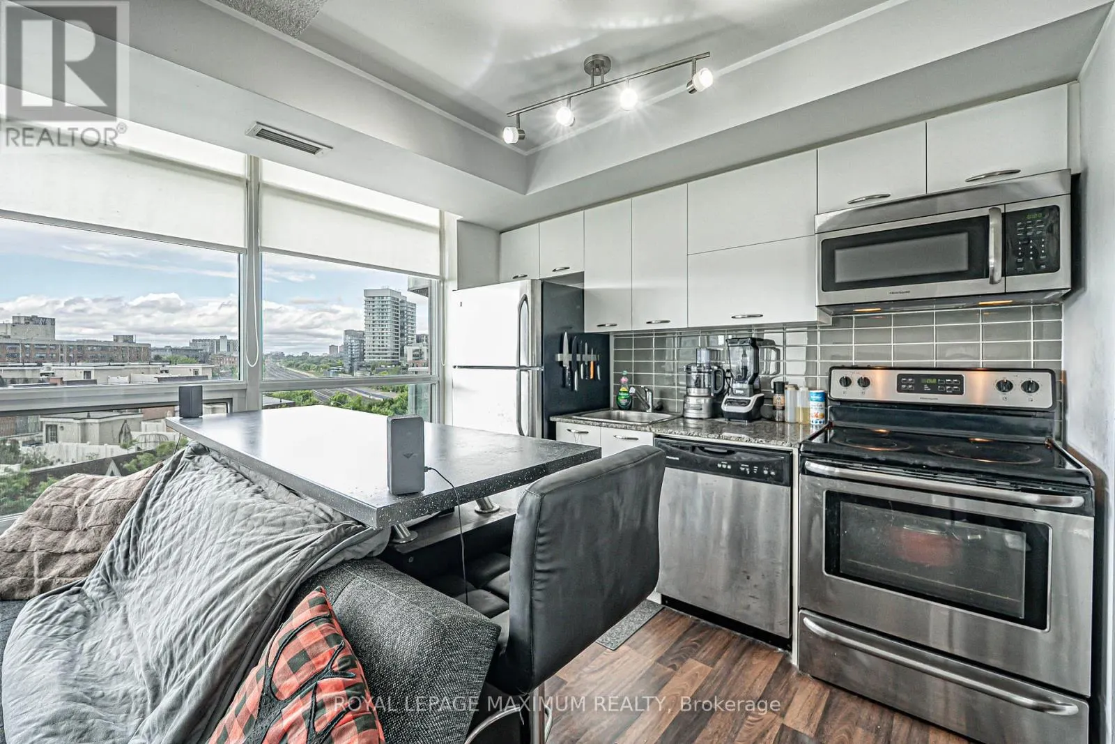 617 - 38 JOE SHUSTER WAY