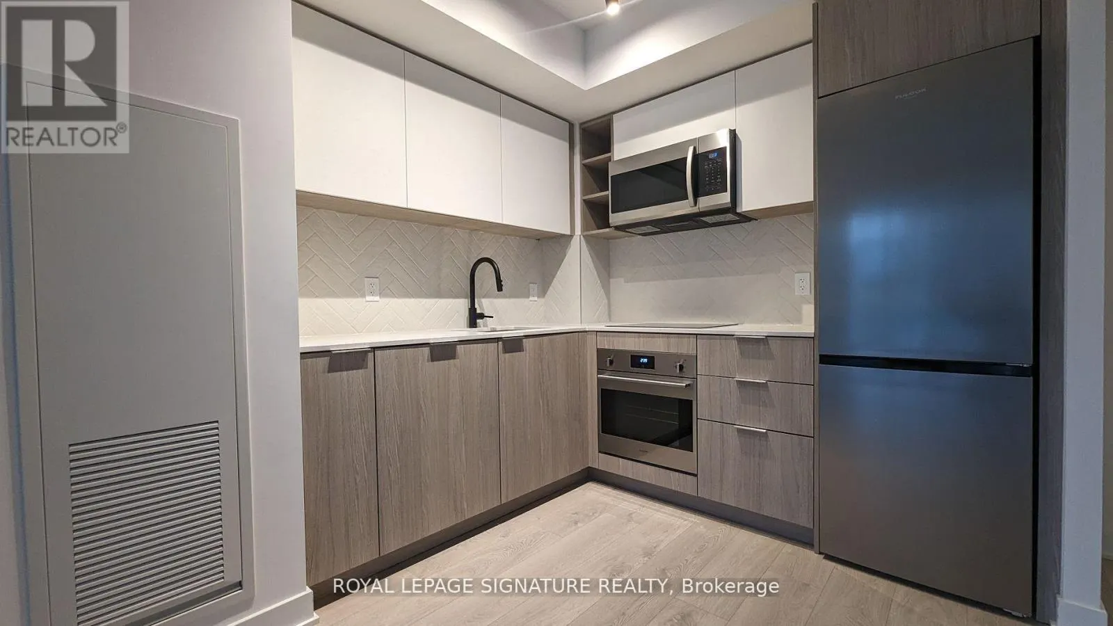 408 - 36 ZORRA STREET