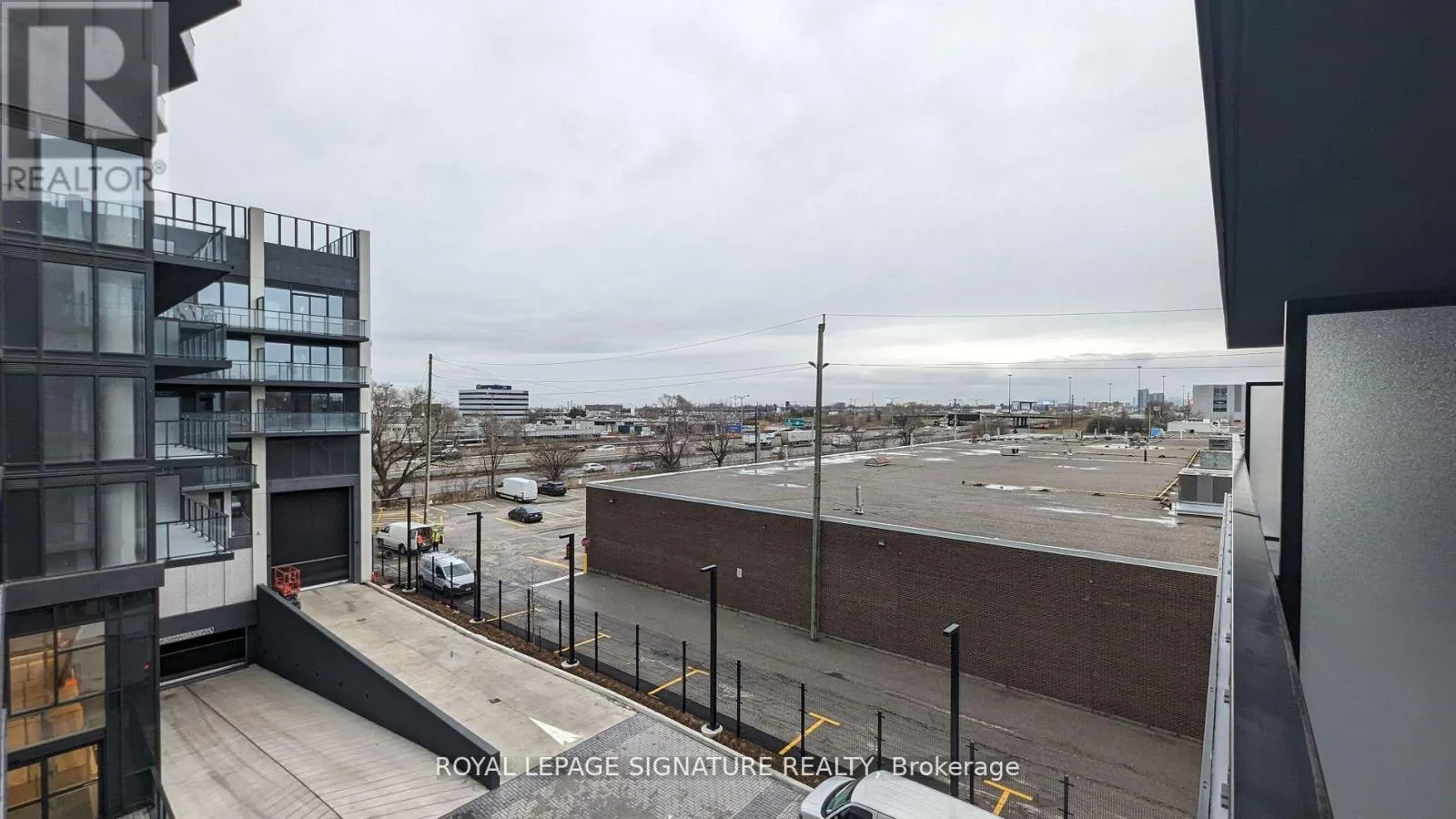 408 - 36 ZORRA STREET