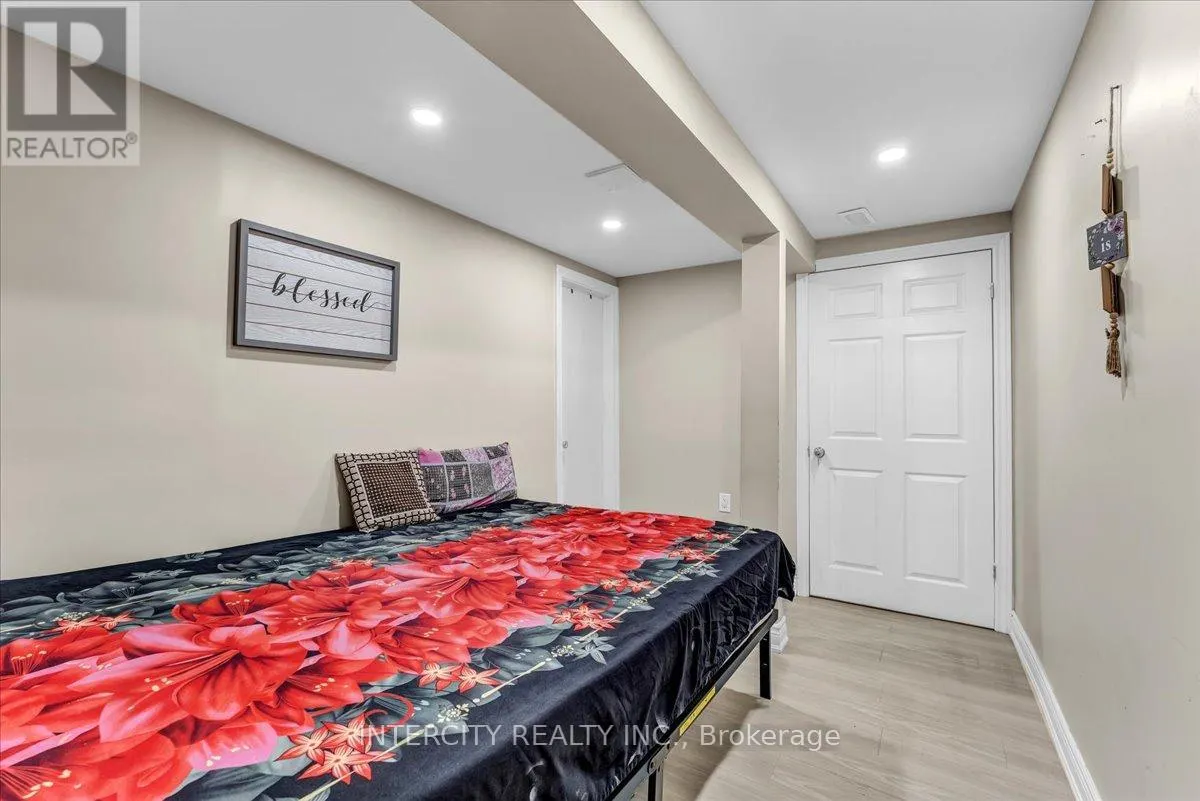 6 HEDLEY COURT