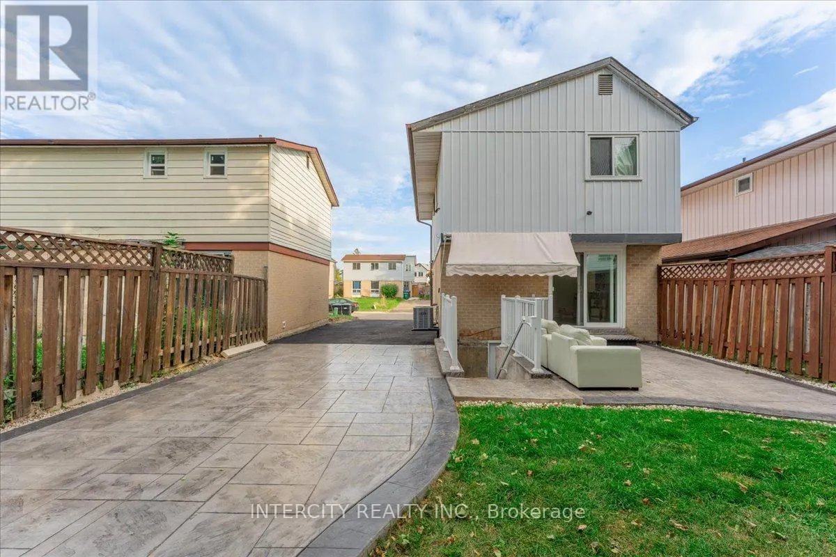 6 HEDLEY COURT