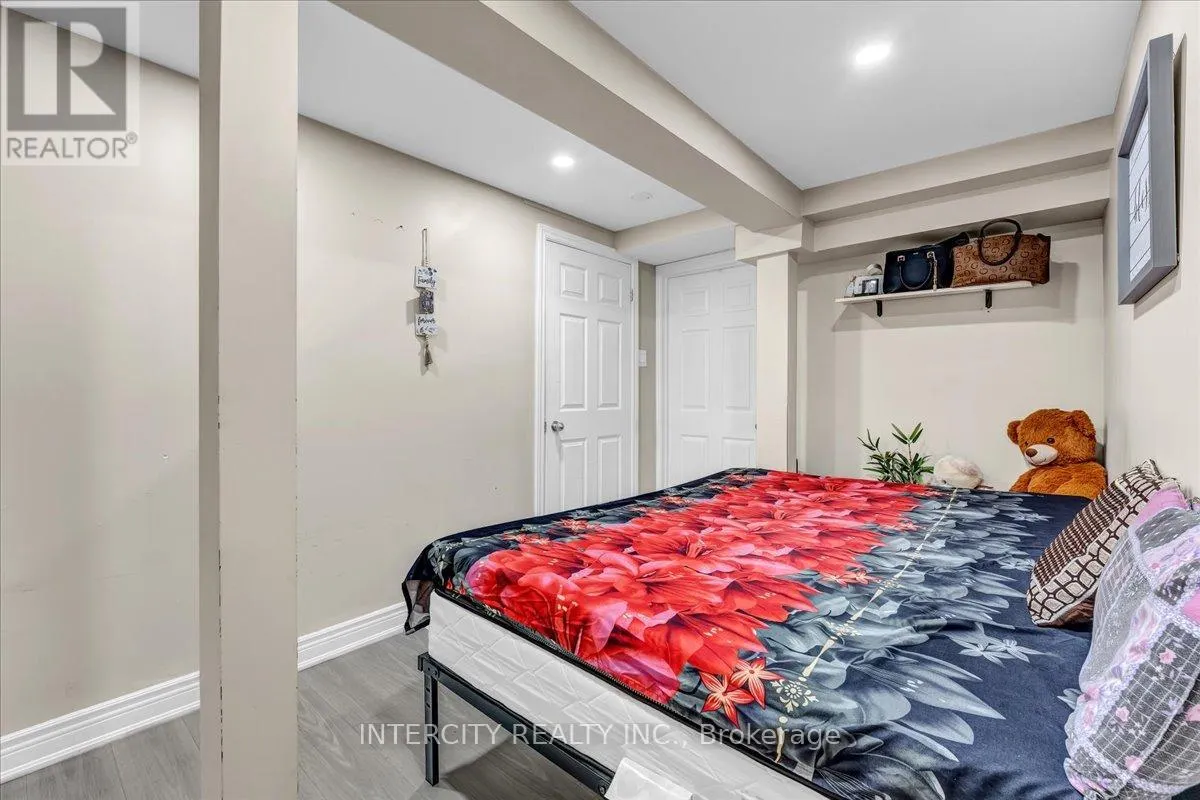 6 HEDLEY COURT