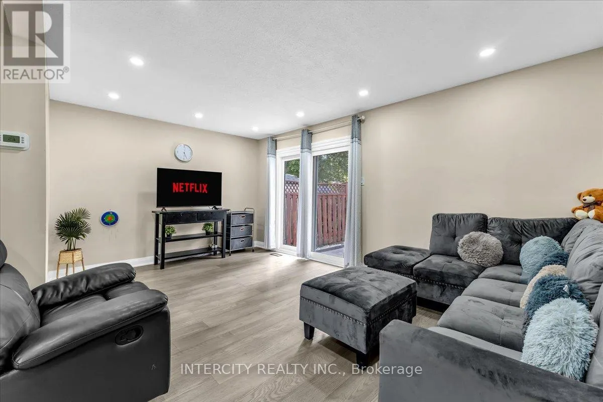 6 HEDLEY COURT