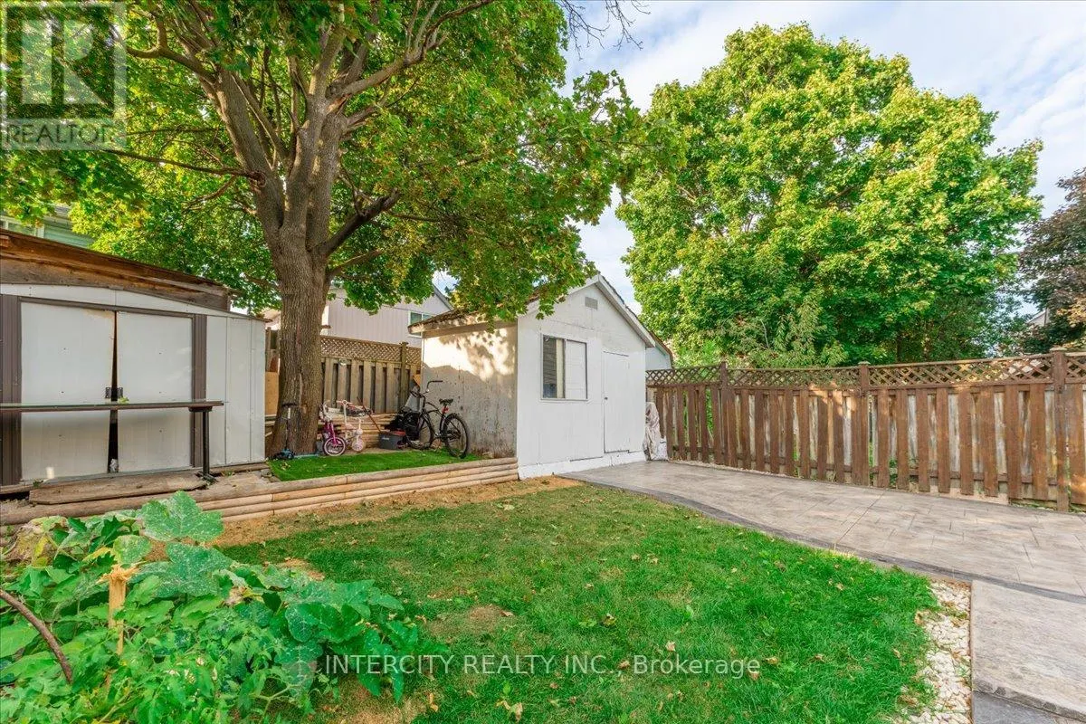 6 HEDLEY COURT