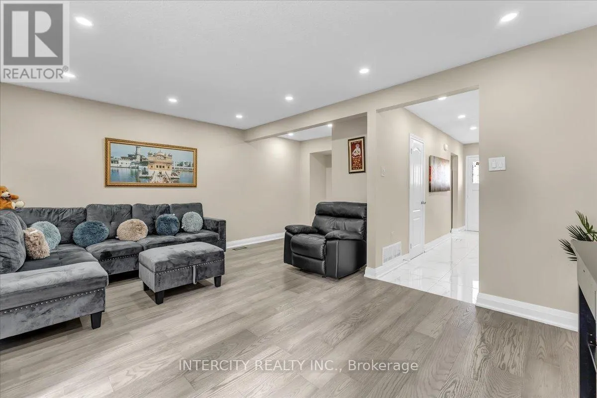 6 HEDLEY COURT