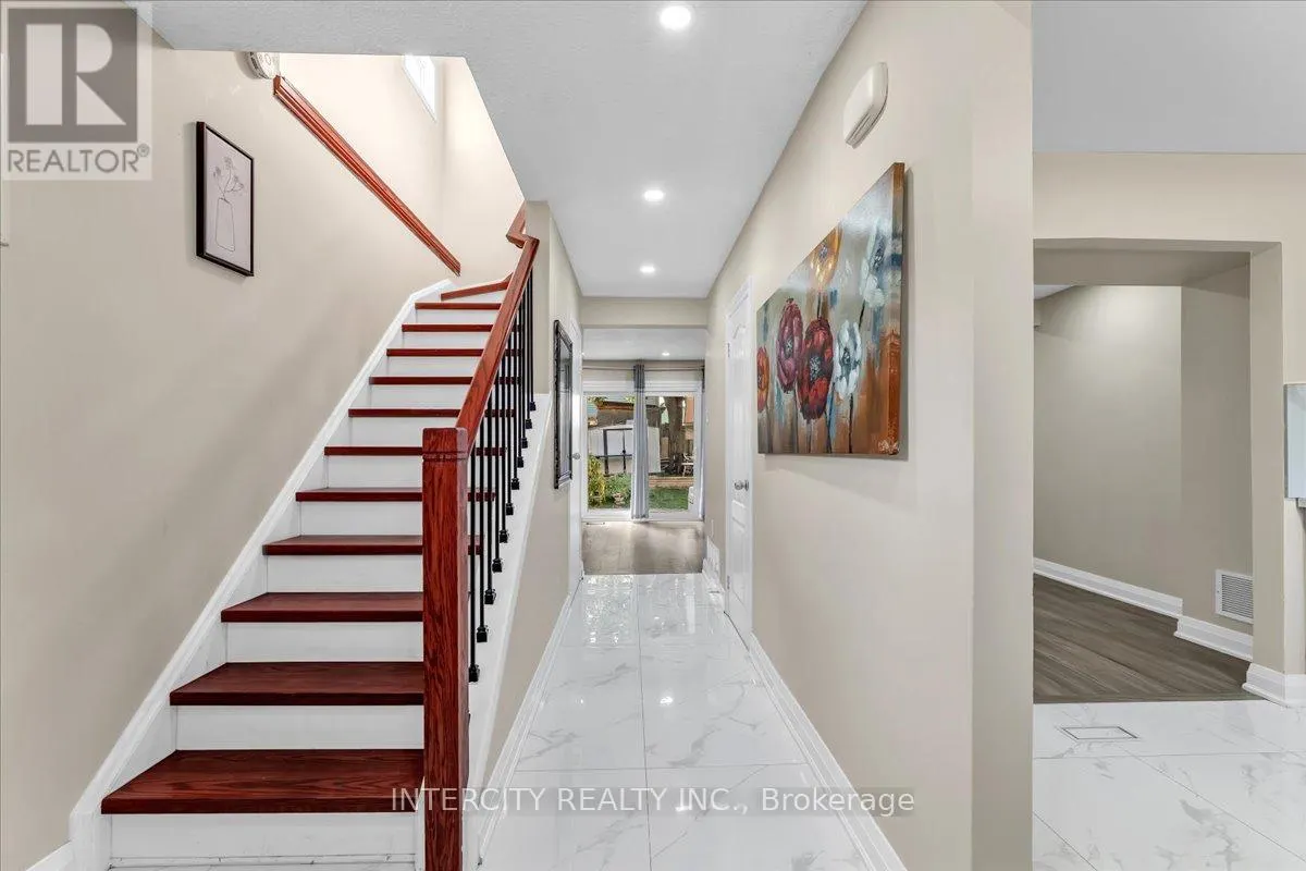 6 HEDLEY COURT