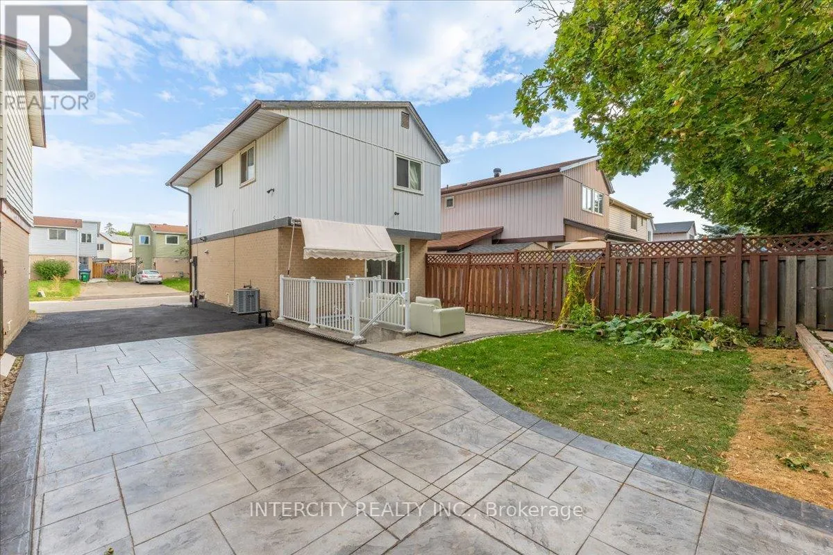 6 HEDLEY COURT
