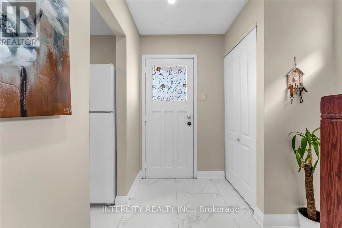 6 HEDLEY COURT
