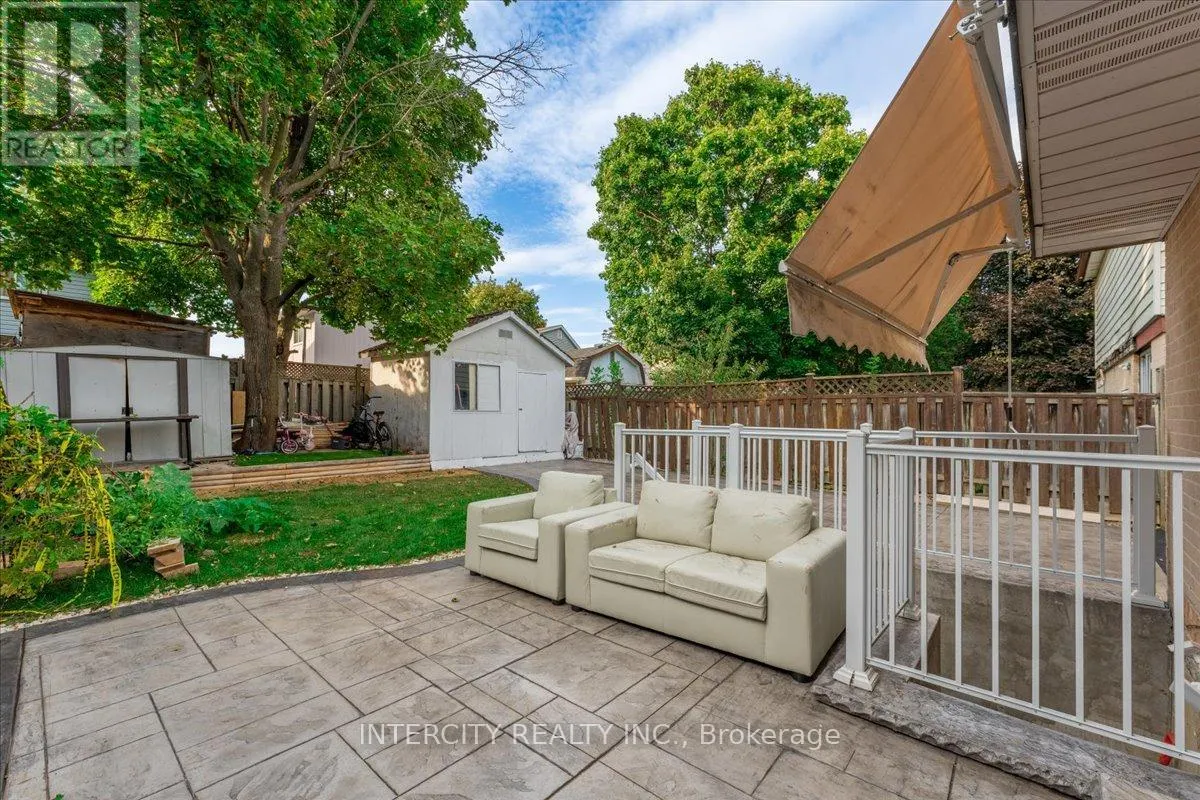 6 HEDLEY COURT
